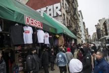 Des gens attendent de pouvoir entrer dans la boutique "Deisel" à New York le 9 février 2018