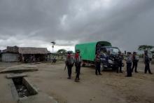 La police birmane garde un camp de réfugiés le 1er septembre 2017 à Sittwe, dans l'Etat de Rakhine