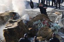 Des agriculteurs brûlent de la paille et des pneus lors d'une manifestation à Bordeaux, le 21 février 2018, contre un projet d'accord avec le Mercosur