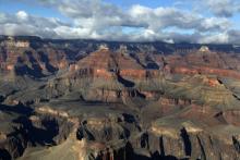 Trois personnes ont été tuées et quatre autres blessées samedi lorsqu'un hélicoptère transportant des touristes en Arizona s'est écrasé près du Grand Canyon