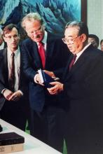 Le prédicateur évangéliste américain Billy Graham offre son livre "La paix avec Dieu" au leader nord-coréen Kim Il Sung, le 2 avril 2012 à Pyongyang