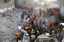 L'armée et les services de secours cherchent des corps, le 18 février 2018, parmi les ruines d'un hôtel détruit par une explosion de gaz à Beawar, dans l'Etat indien du Rajasthan.