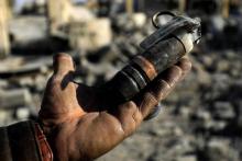 Un Syrien montre une mine, non explosée, laissée par les jihadistes du groupe Etat islamique à Raqa, le 16 janvier 2018