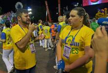 Aulio Nobrega (g) and Daniela Abreu utilisent par la langue des signes, le 13 février 2018 lors du carnaval sur le sambodrome de Rio de Janeiro