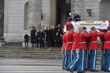 La famille royale du Danemark regarde des soldats emportant le cercueil du prince Henrik après ses funérailles chapelle du palais royal de Christiansborg le 20 février 2018. Photo Scanpix