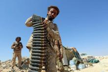 Des combattants progouvernementaux yéménites soutenus par la coalition militaire sous commandement saoudien sont postés sur une hauteur de la chaîne montagneuse de Nihm, avec pour objectif de prendre 