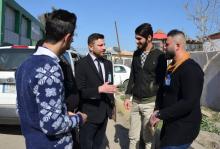 Un diplômé d'une formation contre les idées extrémistes parle à de nouveaux élèves à Mossoul le 8 février 2018