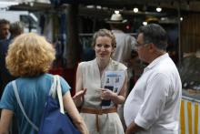Nathalie Kosciusko-Morizet parle avec des passants dans le 5e arrondissement de Paris le 15 juin 201