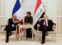 Le ministre français des Affaires étrangères Jean-Yves Le Drian rencontre son homologue irakien Ibrahim al-Jaafari à Bagdad le 12 février 2018