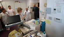 Edouard Philippe serre la main de membres du personnel médical lors d'une visite du centre hospitalier Simone Veil, à Eaubonne, dans le Val d'Oise, le 13 février 2018