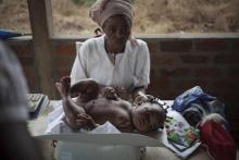 Une infirmière pèse un bébé à la maternité de Boali, en Centrafrique, le 14 février 2018