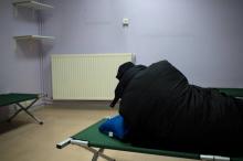 Un homme sans domicile fixe s'allonge sur un lit de camp d'un centre d'hébergement d'urgence, le 17 janvier 2017 à Marseille