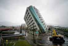 Un immeuble renversé par le séisme de magnitude 6,4 à Hualien, à Taïwan, le 7 février 2018