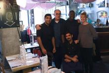 Pierre Pavy (c), avec son équipe (g à d): Kana du Pakistan, Alpha de Guinée, Ophélie et Ousman du Pakistan, dans son restaurant "Ici Grenoble", le 18 janvier 2018