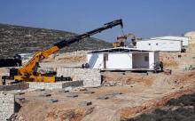 Israël commence à installer des préfabriqués sur le site d'une nouvelle colonie appelée Amichai en Cisjordanie occupée le 21 février 2018