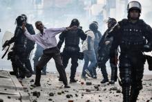 Un manifestant jette des pierres lors d'une manifestation contre Rodrigo Londono Echeverri, connu sous le nom de "Timochenko", candidat à la présidence du parti politique FARC à Yumbo, en Colombie, le