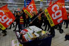 Manifestation de salariés de Carrefour contre les suppressions d'emplois, à Aix-en-Provence (Bouches-du-Rhône) le 8 février 2018