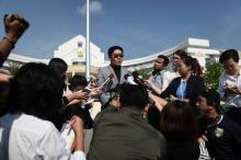 Kong Suriyamontol (au centre), l'avocat thaïlandais du japonais Mitsutoki Shigeta, s'adressant à la presse après que son client ait remporté le droit de garde de 13 enfants nés de mères porteuses