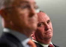 Le Premier ministre australien adjoint, Barnaby Joyce (D), regarde le Premier ministre Malcolm Turnbull, lors d'une conférence de presse à Sydney, le 5 juillet 2016