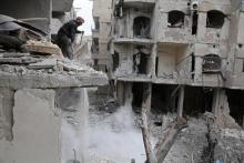Après des bombardements à Hamouria, dans la région de la Ghouta orientale en Syrie le 22 février 2018