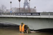 Le zouave du Pont de l'Alma à Paris a été équipé d'un gilet de sauvetage le 4 février 2018 pour sensibiliser aux effets du dérèglement climatique