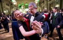 Edgar Kogler, un "taxi danseur" de 49 ans avec une partenaire lors d'un bal au palais Hofburg, en Autriche, le 2 février 2018