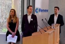 Les trois dirigeants du nouveau parti britannique "Renew", le 19 février 2018 à Londres. De gauche à droite: Sandra Khadhouri, James Clarke et James Torrance.