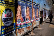 Des affiches électorales dans une rue de Rome, avant les législatives italiennes prévues le 4 mars prochain