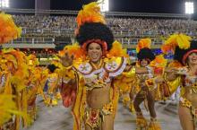 Des danseuses de l'école de samba Uniao da Ilha défilent pour le Carnaval sur le sambodrome de Rio de Janeiro, le 12 février 2018
