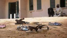 Des sandales sont éparpillées le 22 février 2018 devant une école de Datchi après son attaque par le groupe Boko Haram