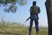 Un garde-frontière birman monte la garde dans les environs de Maungdaw, près de la frontière avec le Bangladesh, le 24 janvier 2018