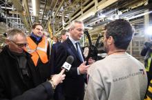 Le ministre de l'Economie et des Finances, Bruno Le Maire, visitant l'usine PSA de Mulhouse (Haut-Rhin) le 23 février 2018