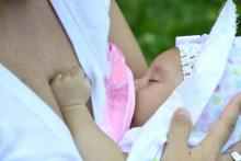 Les autorités sanitaires recommandent l'allaitement pendant les six premiers mois de l'enfant et déc