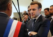 Le président de la République Emmanuel Macron écoute le maire des Mureaux François Garay le 20 février 2018 aux Mureaux