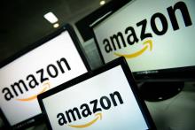 Photo du 11 décembre 2014 montrant le logo d'Amazon sur des écrans à Londres