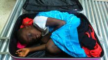 Une photo rendue publique le 8 mai 2015 par la Garde civile espagnole montre le petit Adou Ouattara, 8 ans, recroquevillé dans la valise dans laquelle il a franchi la frontière hispano-marocaine