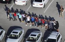 Des élèves évacués du lycée Marjory Stoneman Douglas High School le 14 février 2018 à Parkland, Floride
