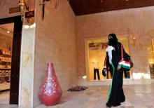Une femme saoudienne portant une abaya, comme les y oblige la loi, dans la ville de Jeddah (ouest) le 18 juin 2010