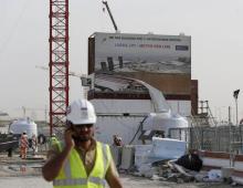 Un travailleur employé par le groupe de BTP Vinci sur un chantier au Qatar, le 24 mars 2015