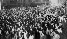 La foule accompagnant, le 16 décembre 1973, les dépouilles des Algériens victimes de l'attentat à la bombe contre le consulat d'Algérie à Marseille deux jours plus tôt.