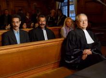 Omar Raddad (G), condamné en 1994 pour le meurtre de sa patronne, Ghislaine Marchal, le 17 octobre 2002 devant la Cour de cassation à Paris, au côté de ses avocats, Mes Jean-Louis Keita (2eG) et Jacqu