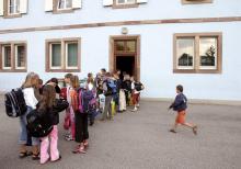 Des jeunes enfants attendent d'entrer dans leur classe le 2 septembre 2005 à Stotzheim, en Alsace, le jour de la rentrée scolaire.