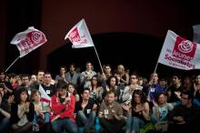 Des jeunes socialistes applaudissent Martine Aubry, première secrétaire du PS, avant son discours, le 02 avril 2011 à l'Aquaboulevard à Paris