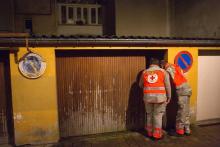 Une équipe de la Croix Rouge vient en aide à un sans domicile le 3 novembre 2012 à Saint-Germain-en-Laye