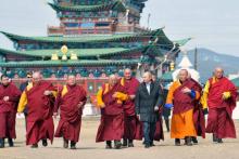 Le président russe Vladimir Poutine visite un monastère en compagnie de moines bouddhistes dans le village de Verkhniaïa Ivolga, en Bouriatie, en Sibérie, le 11 avril 2013.
