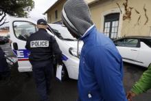 Des policiers interpellent des migrants à la gare de Menton, dans les Alpes-Maritimes, le 11 novembre 2014