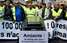 Des manifestants de l'Association nationale de défense des victimes de l'amiante défilent à Paris, le 9 octobre 2015