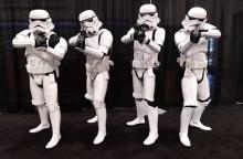 Des fans de la saga Star Wars déguisés en soldats impériaux lors d'une convention le 16 avril 2015 à Anaheim, en Californie.