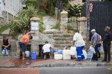 Des personnes font la queue pour s'approvisionner en eau potable à des robinets d'eau de source, le 19 janvier 2018 au Cap, en Afrique du Sud