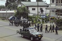 Des membres de la police camerounaise patrouillent dans un quartier de Buea, chef-lieu du Sud-Ouest 